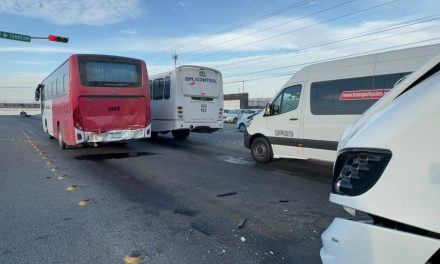Transporte de personal se impacta contra otro