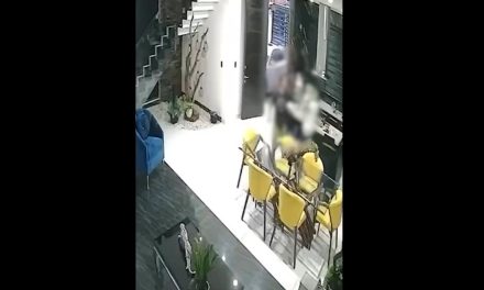 Captan en video a sujeto golpeando salvajemente a su propia hija dentro de una vivienda en Guadalajara