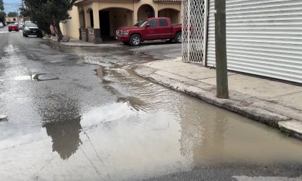 Gran fuga de agua causa encharcamientos y desperdicio del vital líquido