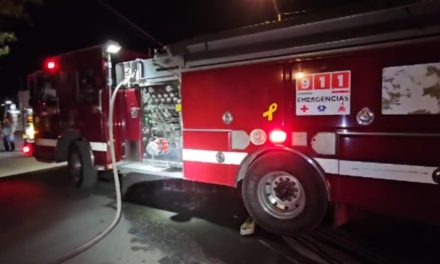 Hombre presuntamente intoxicado incendia su vivienda en Saltillo