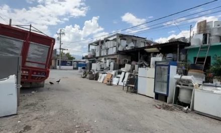 Hombre regala refrigeradores y lavadoras ante una multa por parte de Servicios Primarios en Saltillo