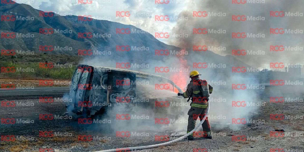 Se incendia camioneta en carretera Monterrey-Saltillo; termina en pérdida total