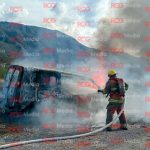 Se incendia camioneta en carretera Monterrey-Saltillo; termina en pérdida total