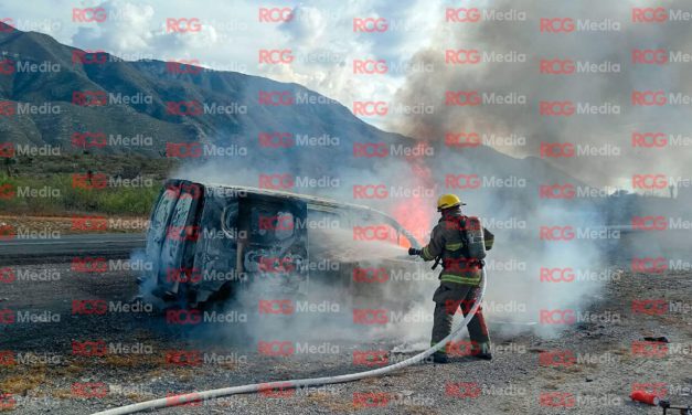 Se incendia camioneta en carretera Monterrey-Saltillo; termina en pérdida total