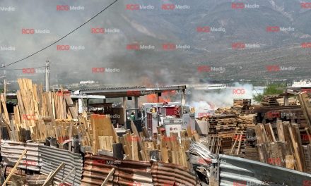 Se incendia el inerior de una maderería sobre la carretera Saltillo-Torreón