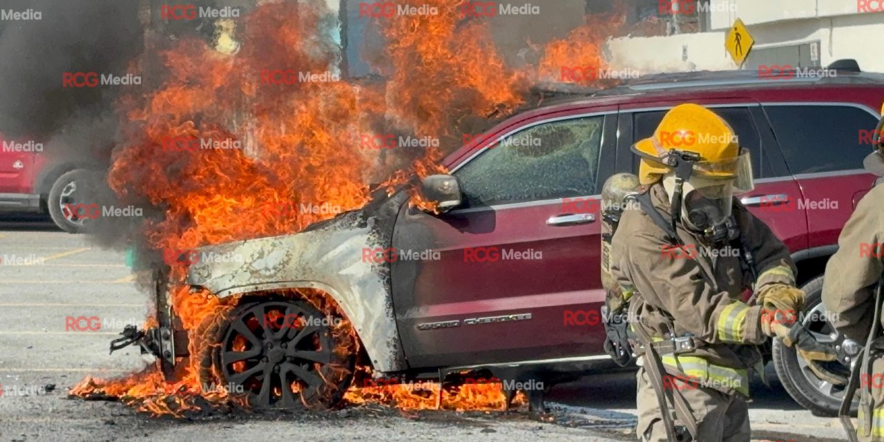 Incendio consume camioneta en centro recreativo CTM