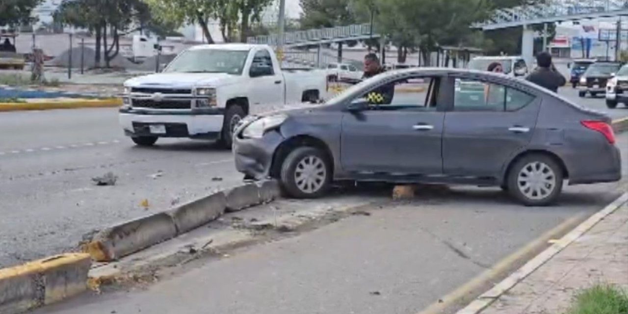 Intenta cambiar de carril y choca contra camellón