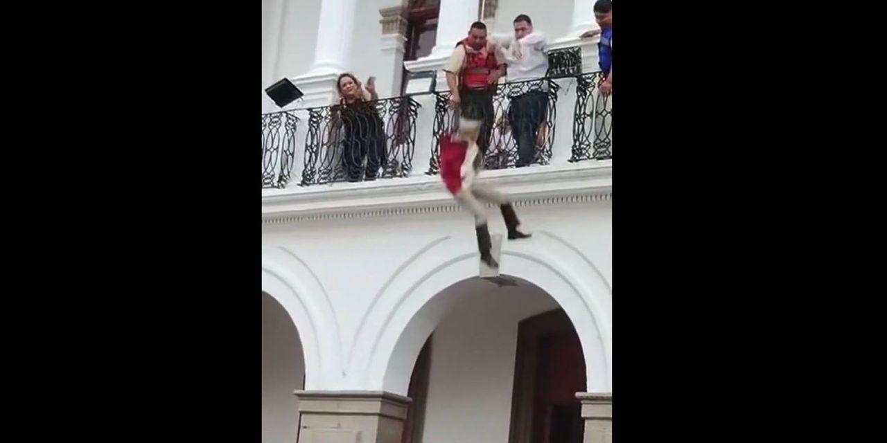 Como Juan Escutia: Niño salta desde balcón durante representación de los Niños Héroes