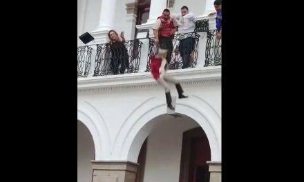 Como Juan Escutia: Niño salta desde balcón durante representación de los Niños Héroes