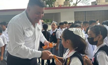 Diputado de Morena regala dos lápices por alumno en escuela de Tamaulipas