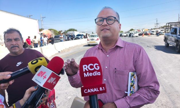 Autoridades de la SEDU llegan al bloqueo en la Angostura y anuncian destitución de la directora