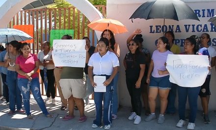 Madres de Familia cierran escuela en Monclova