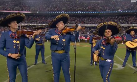 Entonan el himno de Estados Unidos a ritmo de mariachi durante el juego del lunes por la noche de la NFL