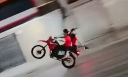 Motociclista de 20 años pierde un ojo tras impactarse contra un auto durante una rodada en el Centro de Monterrey