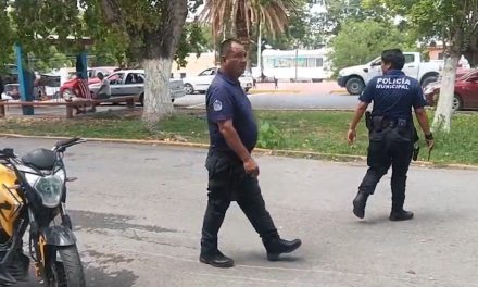 Motociclista derrapa y termina impactado contra un Toyota en Parras