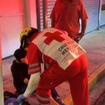Motociclista se pasa el rojo y termina impactado por un taxi en Francisco Coss