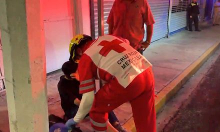 Motociclista se pasa el rojo y termina impactado por un taxi en Francisco Coss