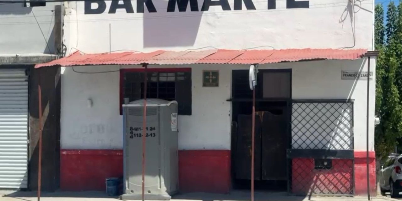 Opera bar en el centro de Saltillo con sanitarios en la banqueta