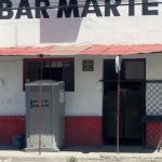 Opera bar en el centro de Saltillo con sanitarios en la banqueta