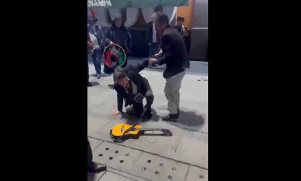 ‘El mariachi loco quiere PELEAR’; se dan hasta con la guitarra en Plaza Garibaldi