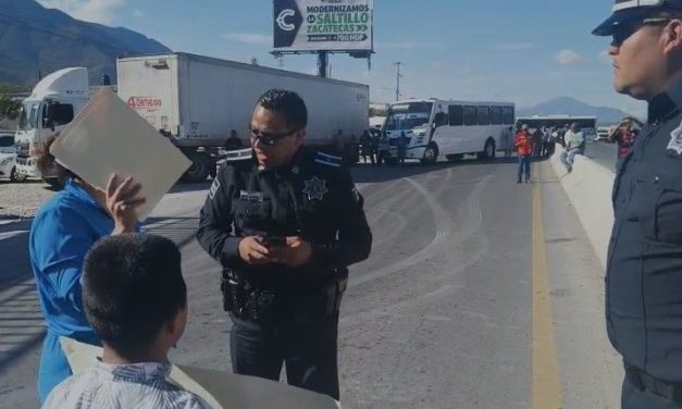 Policía Municipal llega para entablar contacto con madres que boquean la carretera Saltillo-Zacatecas