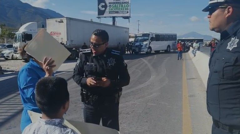 Policía Municipal llega para entablar contacto con madres que boquean la carretera Saltillo-Zacatecas