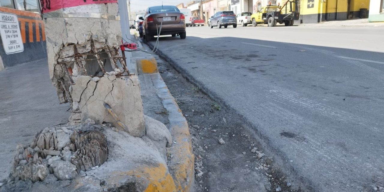 Piden retirar poste de la CFE que resultó dañado tras accidente en el centro de Saltillo