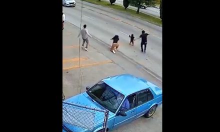 Ciudadano arriesga su vida para salvar a una niña de ser atropellada en Puebla