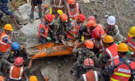 Rescatan con vida a dos trabajadores atrapados durante nueve días en un túnel en Nepal