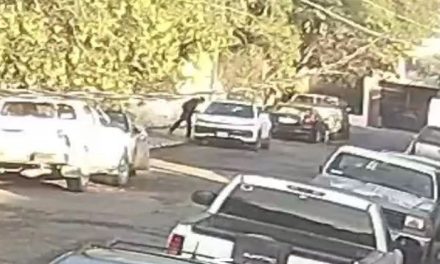 Captan en video a sujeto robando 18 mil pesos de una camioneta en pleno Centro de Saltillo