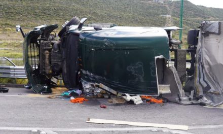 Vuelca tractocamión cargado de salsa y provoca caos vial al poniente de Saltillo