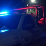 Se pasa el alto y proyecta a dos tripulantes de cuatrimoto
