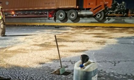 Conductor se queda dormido al volante y provoca derrame de diésel en puente La Reina