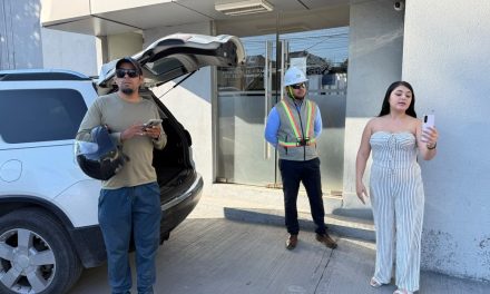 Ciudadana hace protesta solitaria en la CFE por los cortes que afectan la distribución de agua en colonias de Saltillo