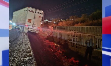 Sufre tráiler accidente en la carretera a Monclova