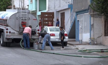 Suman 37 pipas llevando agua a colonias afectadas en Saltillo