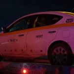 Taxi corta circulación a motocicleta y deja dos jóvenes lesionados