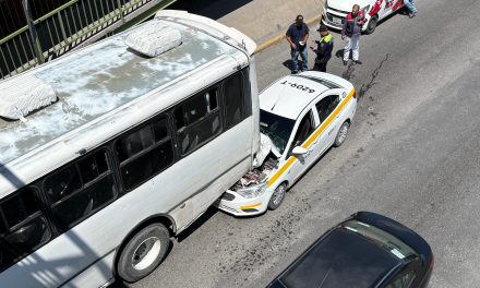 Taxista se incrusta en transporte público en Saltillo