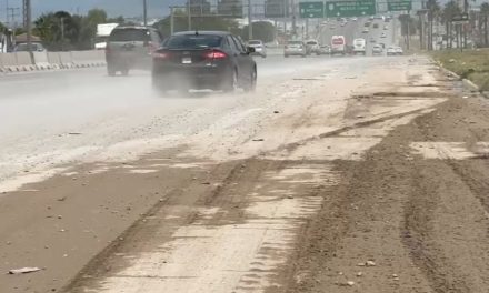 Tierra y piedras invaden bulevar Fundadores