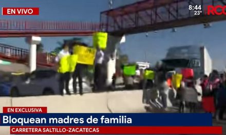 Toman carretera Saltillo- Zacatecas madres de familia de la primaria Héroes de la Angostura