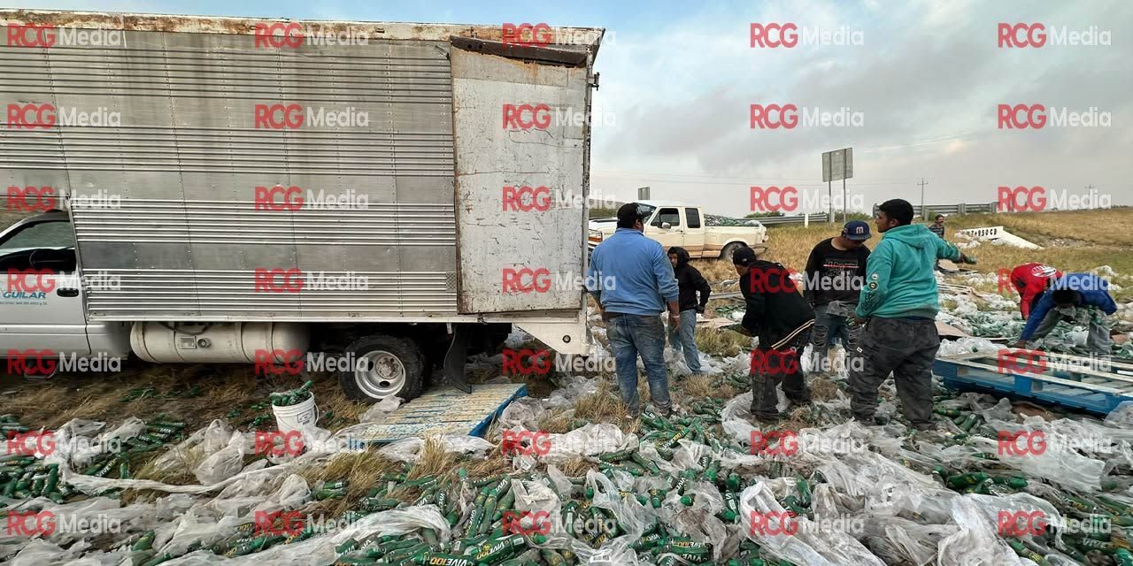 Tráiler con bebidas energéticas sufre volcadura en La Carbonera
