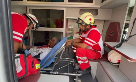 Trasladan a hombre lesionado a la Cruz Roja tras presunta agresión en la colonia Avícola