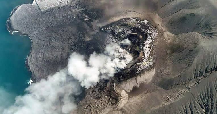 Erupción del volcán Anak Krakatoa paraliza Indonesia