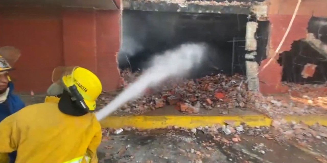 Voraz incendio consume tienda china en Torreón