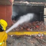 Voraz incendio consume tienda china en Torreón