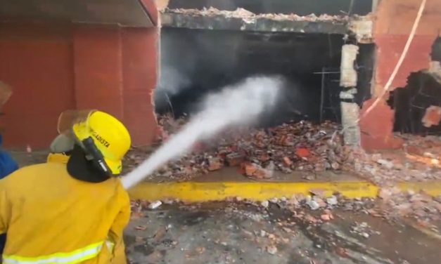 Voraz incendio consume tienda china en Torreón