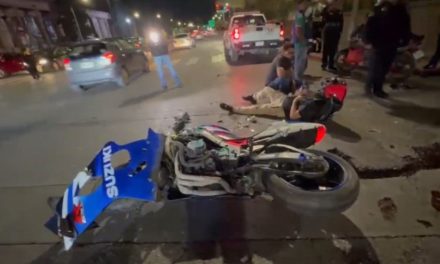 Vuelta termina en choque y deja motociclista lesionado en el centro de Saltillo