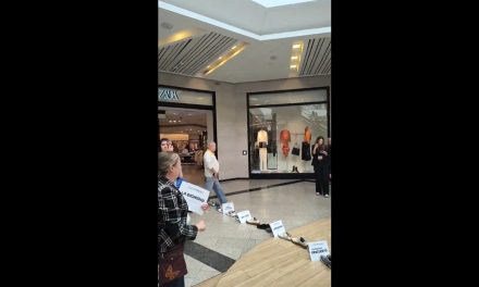 Protestan en tienda Zara en Colombia tras denuncia viral de humillación laboral contra joven empleada
