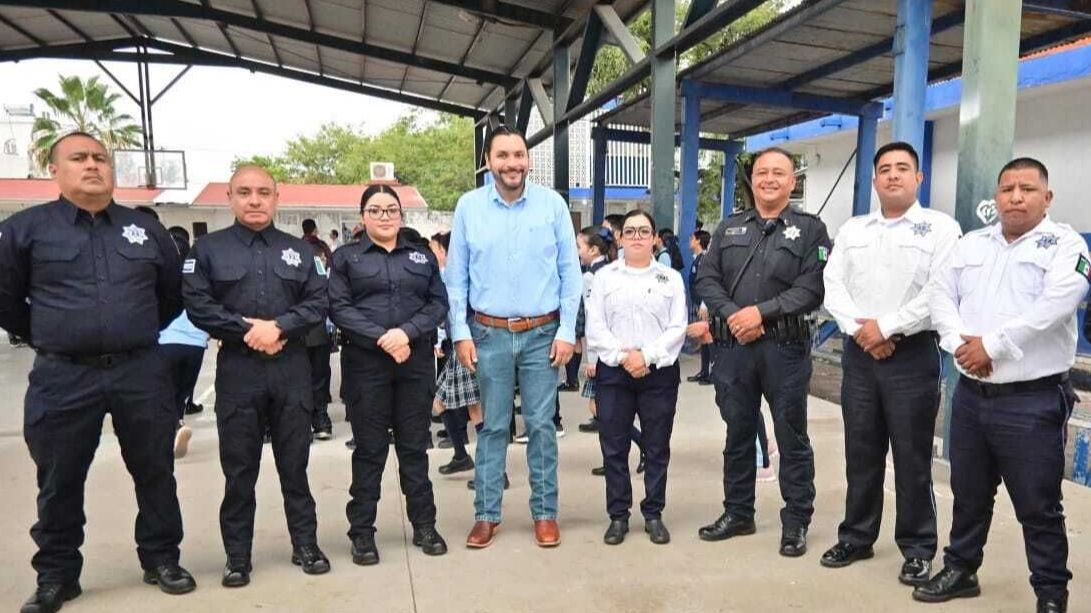 Entrega Carlos Villarreal mobiliario a estudiantes de la primaria Sección 147