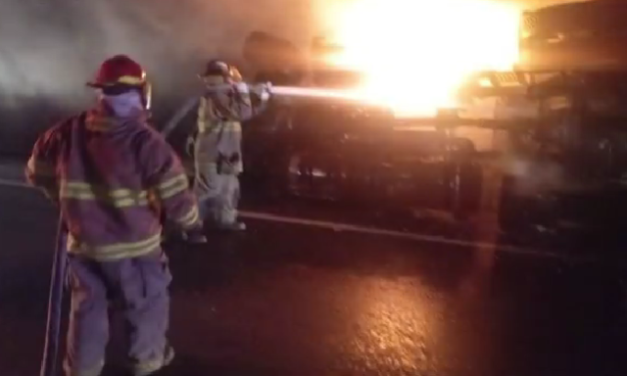 Vuelca y se incendia en Los Chorros, provocó el cierre con dirección a Carbonera